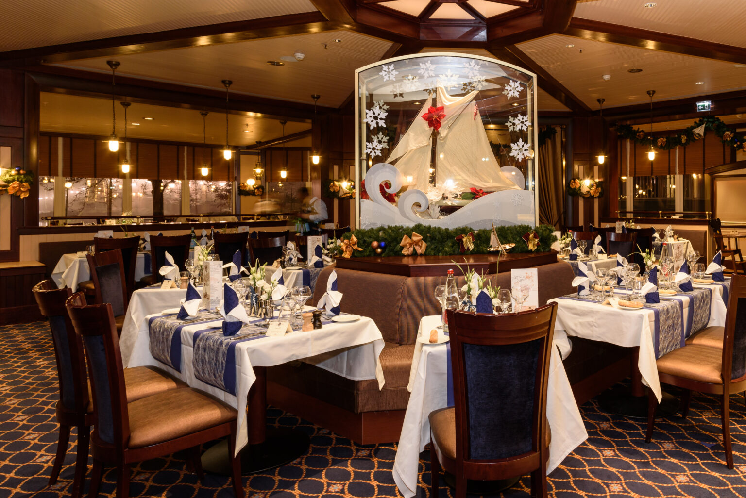 Yacht Club Disney Newport Bay Club - © Disney