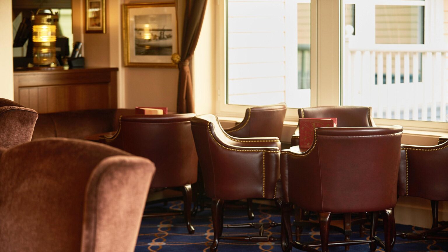 Captain's Quarters Bar - © Disney
