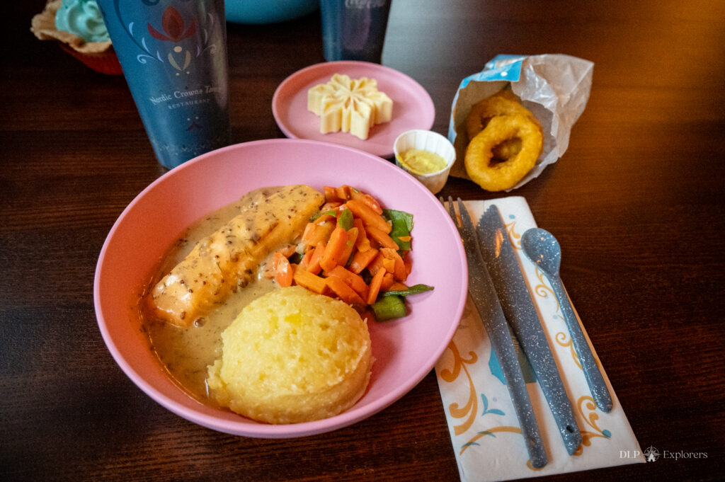 Salmon fillet with vegetable mix and mashed potatoes, mustard and dill sauce, Calamari Fritters and Everlasting Snowflake at Nordic Crown Tavern - © DLP Explorers