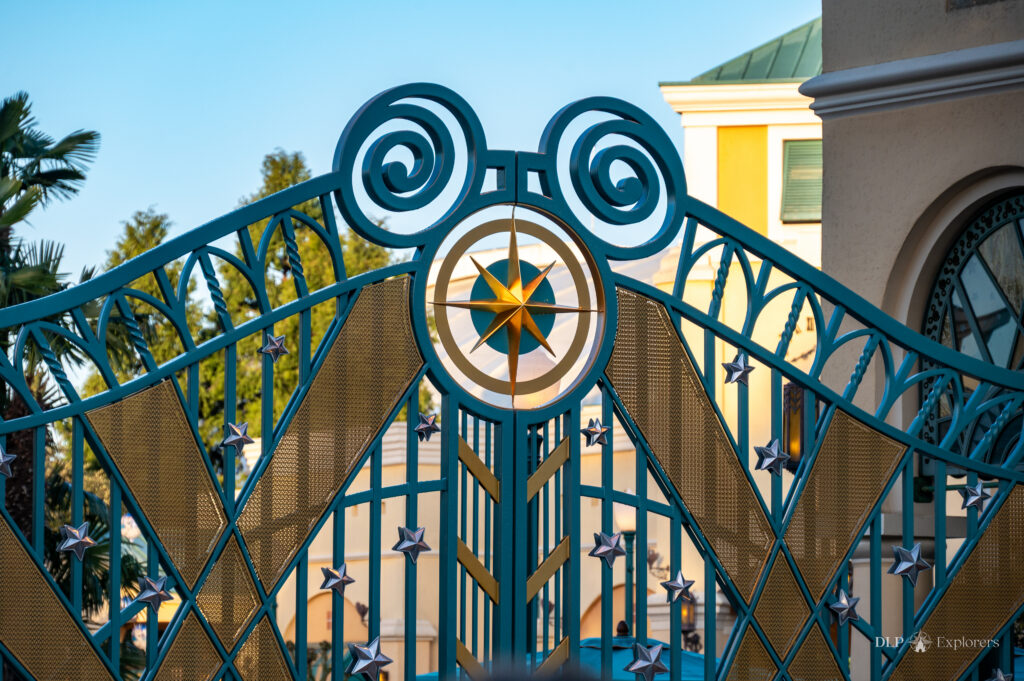 Entrance to the new Disney Adventure World park - © DLP Explorers