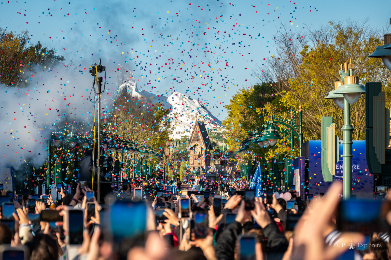 Abenteuer Wegweiser: Attraktionen, Unterhaltung & Tipps Die offizielle Eröffnung von Disney Adventure World - © DLP Explorers