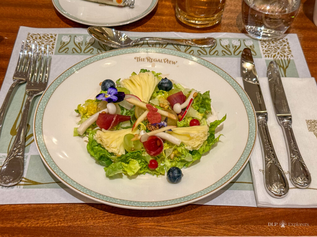 Schweizer Salat Rohes und eingelegtes Obst und Gemüse, Bündner Pökelfleisch, Tête de Moine Käse, Himbeeressig-Dressing und Pinienkerne - © DLP Explorers