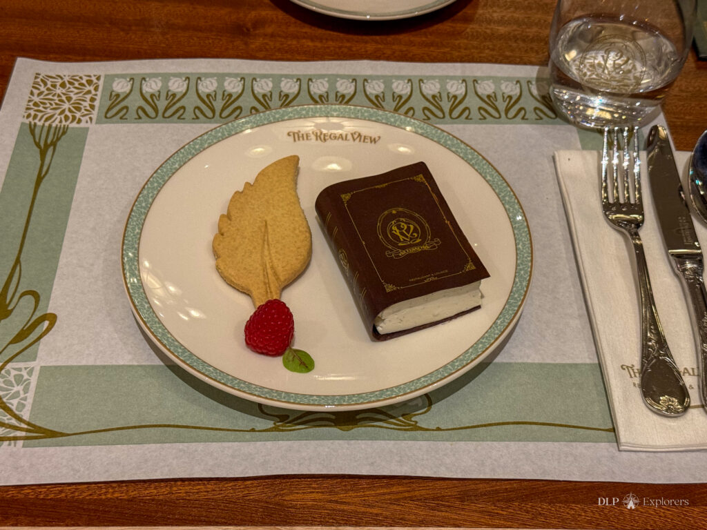 Vanille-Ganache-Mousse-Torte, Himbeereinlage, knusprige Praline - © DLP Explorers