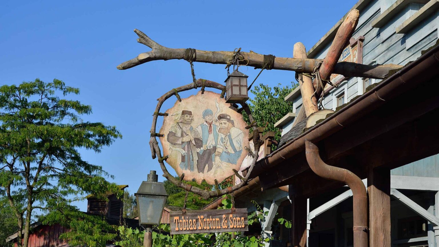 Thunder Mesa Mercantile Building - © Disney